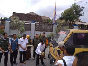 Pecah kendi oleh Wakil Bupati Gunung Kidul sebagai simbolis penyerahan bantuan air bersih dari PBMT Maal DIY